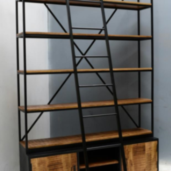 Een mooie industriele boekenkast gemaakt van mangohout en staal.