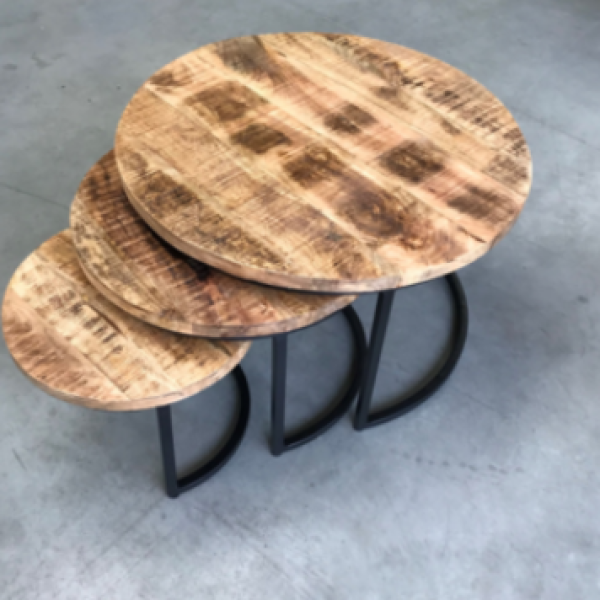 Een prachtige 3 delige tafelset van mango hout en staal.